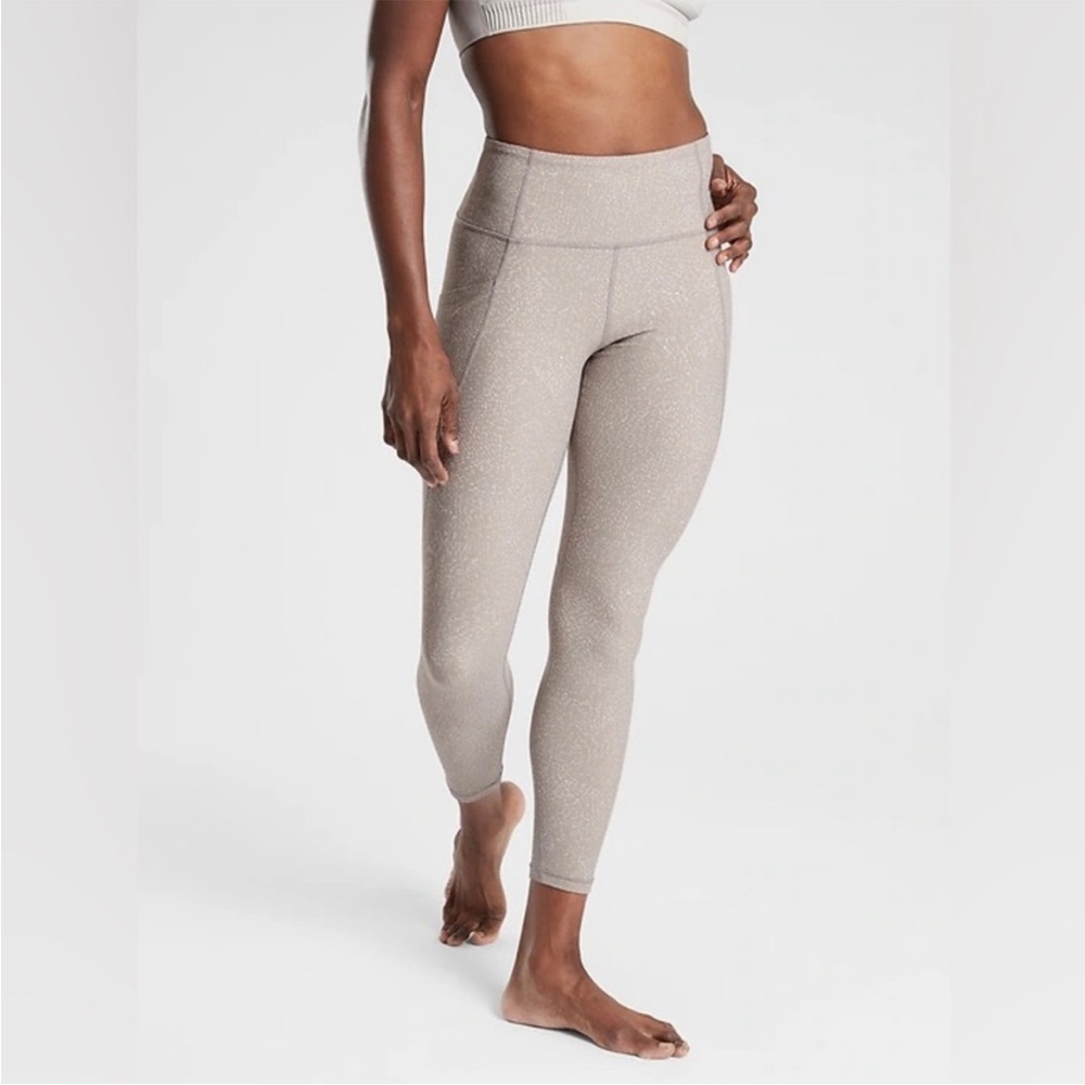 Athleta Salutation Stash Pocket Rainwater Tight Style # S/486406-01 Beige Sz M
